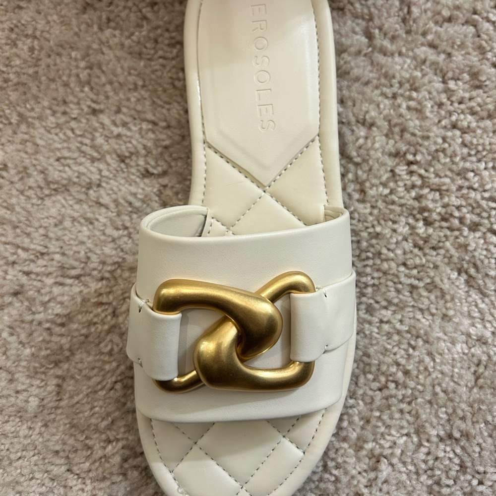 Brand new AEROSOLES Women's Cream Flats with Gold Accent - Picture 3 of 3